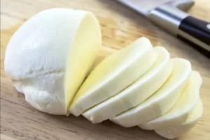 طريقة عمل الجبنة الموزاريلا …بثلاث مكونات فقط